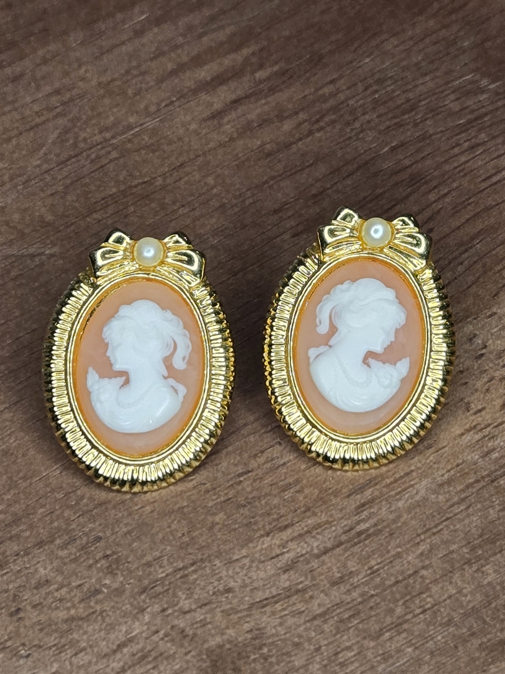 Vintage Avon Pink Cameo Stud Earrings Portrait Gold Tone Romantic Portraits 1988